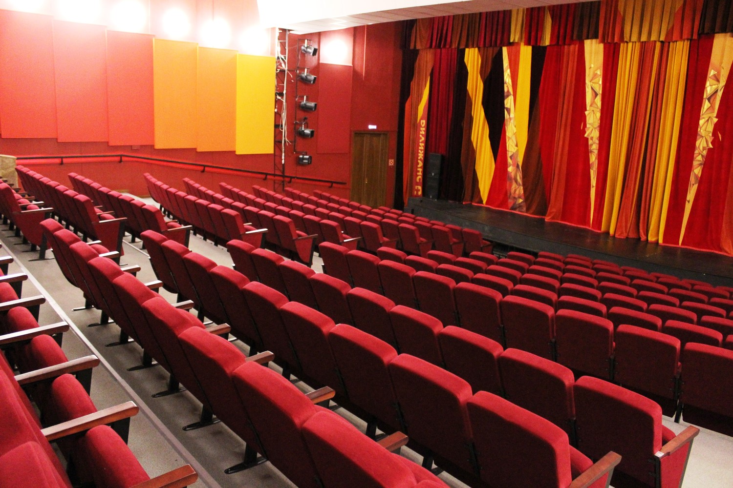 зрительный зал театра Дилижанс